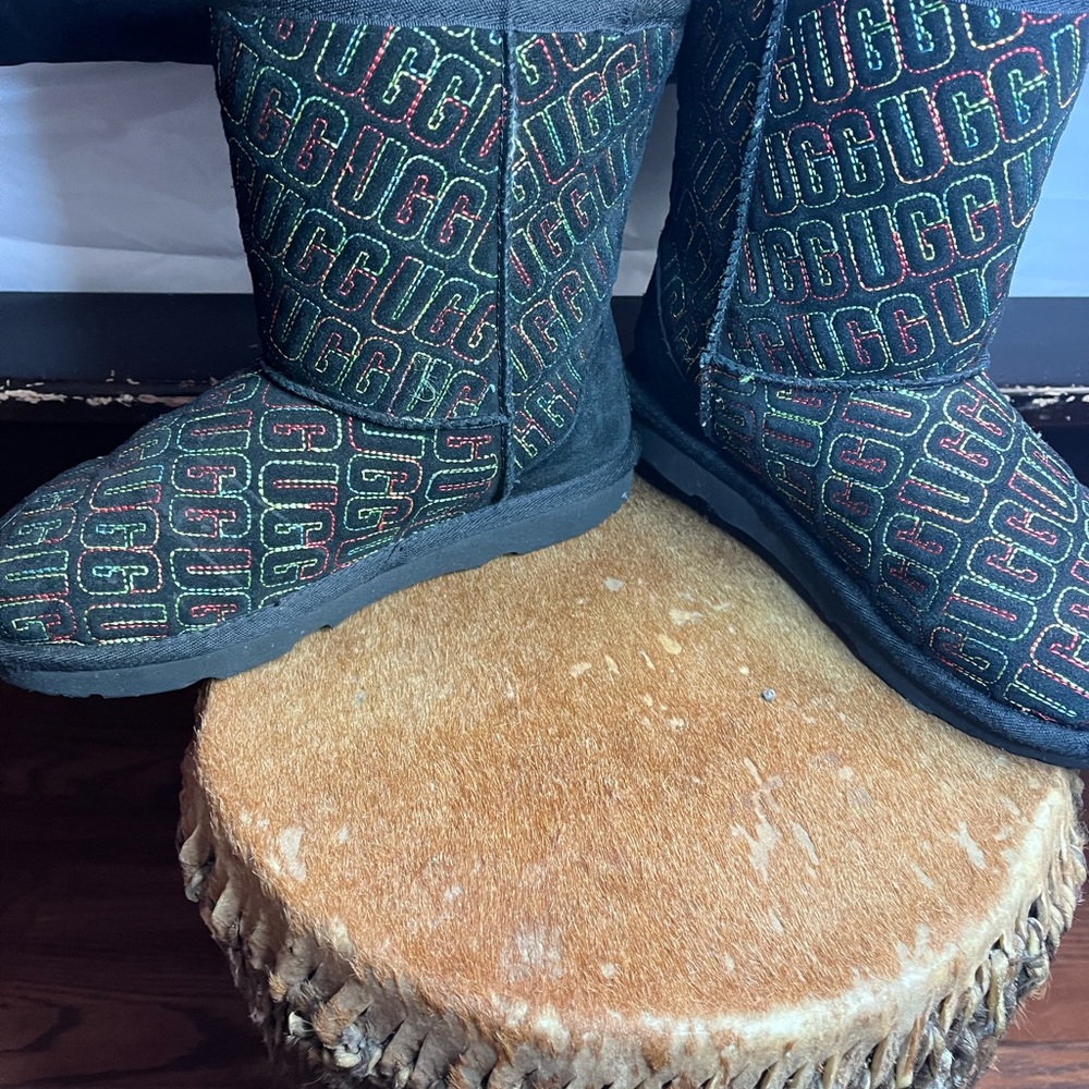 UGG Classic II Graphic Stitch Boot Black Size 4  (Girls) worn about 5 times. - Picture 5 of 7